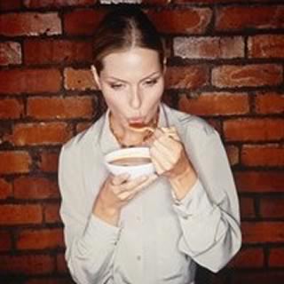 donna mangia brodo